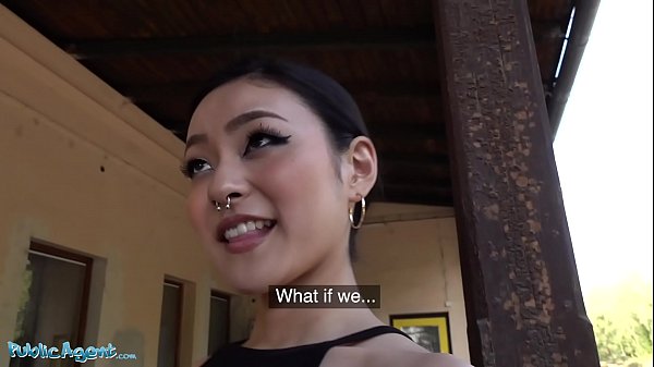 La belle japonaise Rae Lil Black, une agent publique baise pour de l'argent